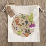 Pochette-enfant-dans-le-jardin